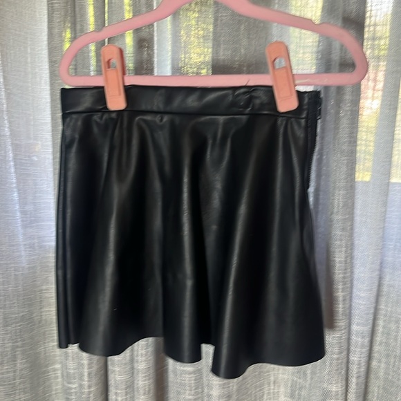H&M Girls Faux Leather A-line Mini Skirt Size 6X - Picture 1 of 4